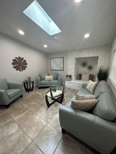 Totally Renovated near Pete's Pier with Trailer Parking Walk to Three Sisters!!