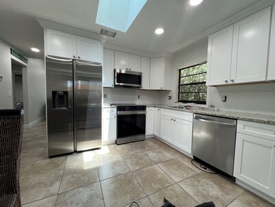 Totally Renovated near Pete's Pier with Trailer Parking Walk to Three Sisters!!