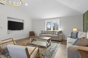 Smart-tv, bordsfotboll och ett bordtennisbord