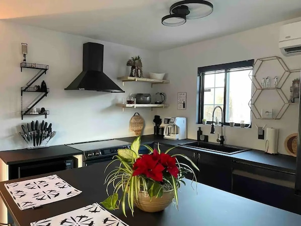 Réfrigérateur, four à micro-ondes, un four, surface de cuisson