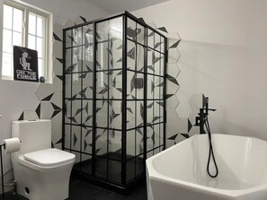 Haartrockner, Handtücher, Seife, Shampoo