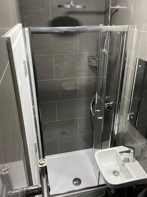 Apartment | Bathroom | Shower, hair dryer, towels - The Mill 2-bed Apartment in Canary Wharf (London)