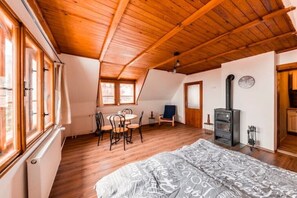 5 bedrooms, WiFi, bed sheets