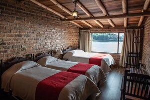 Habitación cuádruple panorámica, vistas a la laguna | Ropa de cama de alta calidad, escritorio, wifi gratis y ropa de cama