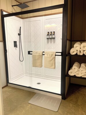 Shower, hair dryer, towels, soap - White Oak Farm Vacation Rental (Murfreesboro)