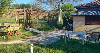 2 Bed Villa - Sleeps 7 - Private Garden - Parking