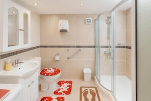 Dusche, kostenlose Toilettenartikel, Handtücher, Toilettenpapier