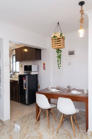 Dining - Clean, Co️mfy Designer Studio, Fast Wi-Fi, Netflix (Mombasa)