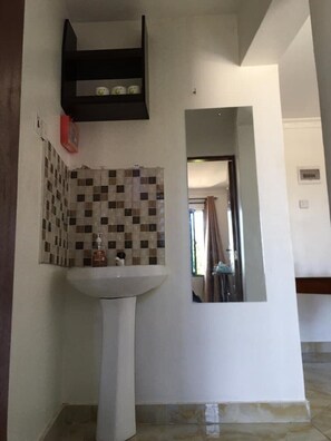 Haartrockner, Handtücher, Seife, Toilettenpapier
