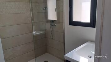 Douche, serviettes fournies, papier toilette