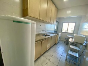Family Apartment | Private kitchen | Fridge, cookware/dishes/utensils - Edifício Morada do Imperador (Praia Grande)