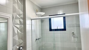 Family Apartment | Bathroom | Towels - Edifício Morada do Imperador (Praia Grande)