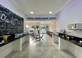 Café da manhã com buffet grátis todos os dias