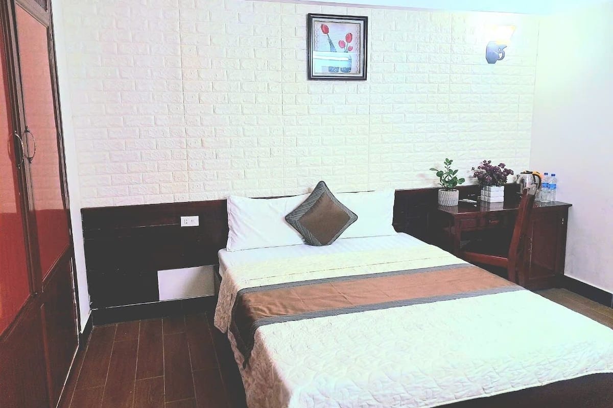 Deluxe Room, 1 Queen Bed | 1 bedroom, premium bedding, down comforters, individually furnished