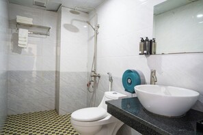 Shower, rainfall showerhead, hair dryer, slippers - Sammy Hotel  (Vinh)