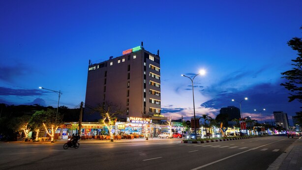 Un edificio de varios pisos con un cartel que dice 'Sammy Hotel' en la parte superior.