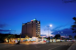 A multi-story building with a sign reading 'Sammy Hotel' at the top. - Sammy Hotel  (Cua Lo)