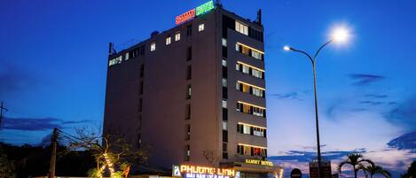 A multi-story building with a sign reading 'Sammy Hotel.'