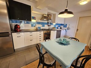 Fridge, oven, stovetop, dishwasher