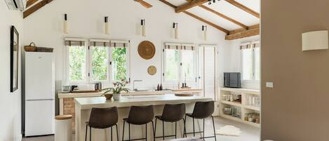 Een koelkast, een magnetron, een oven, een kookplaat