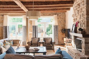 Smart TV, fireplace, books, stereo - Villa Estelle | Timeless Design in Ancient Stone (Vrbanj)