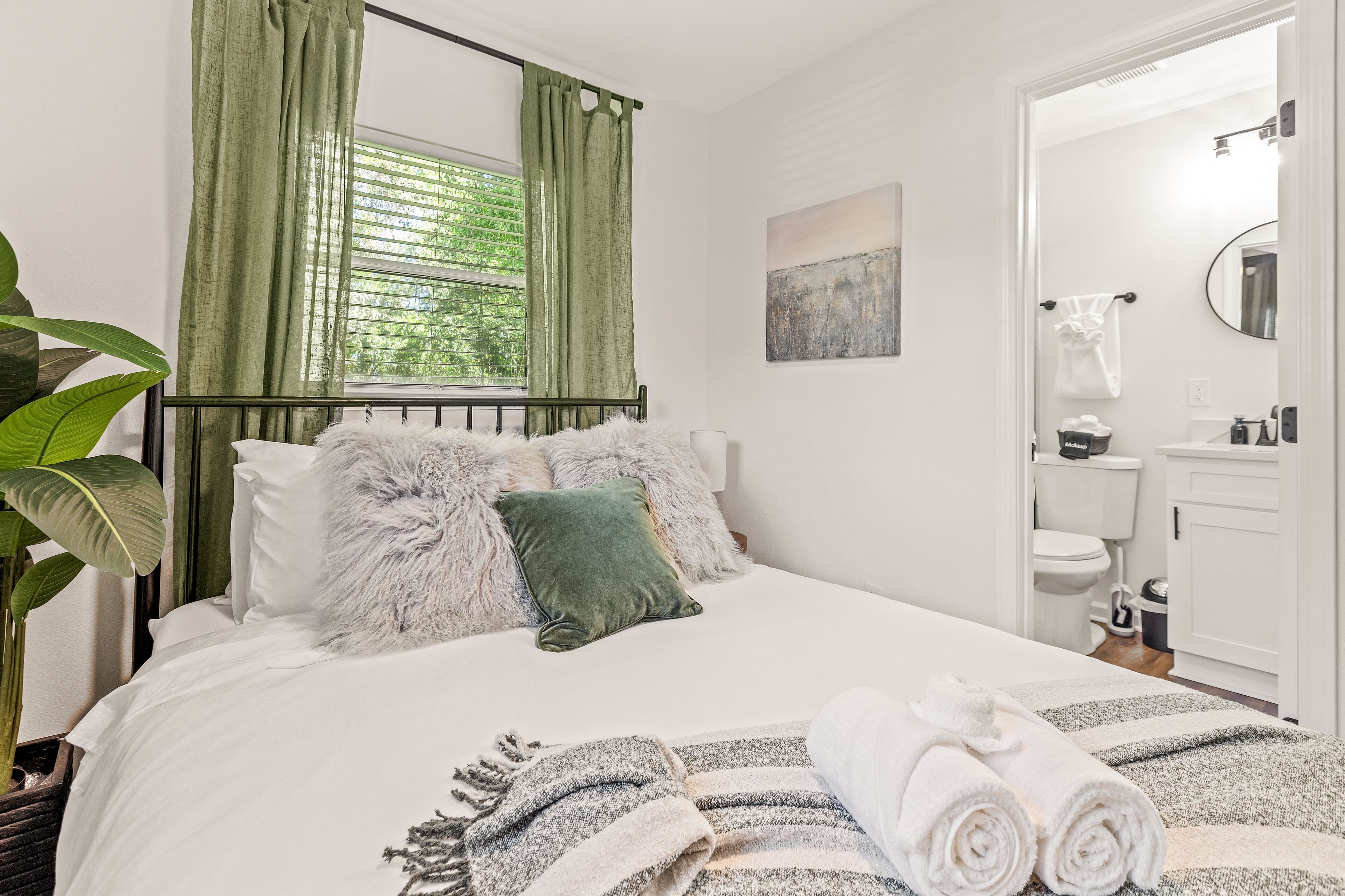 3 habitaciones, escritorio y tabla de planchar con plancha 