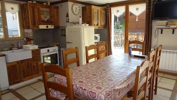 Cafetera y tetera, refrigerador, microondas y horno