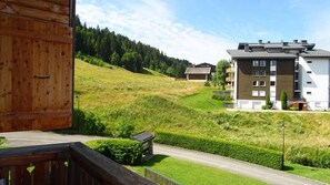Property grounds - 350m from ski lifts, 3rd floor, balcony, tv, ski locker, 45m², Les Gets (Les Gets)