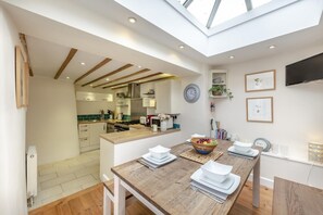 Oven, dishwasher, high chair, cookware/dishes/utensils - 3 Bed in Appledore (oc-f29064) (Appledore)