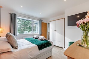 3 bedrooms, iron/ironing board, travel cot, free WiFi - 3 Bed in Chittlehampton (oc-g29044) (Chittlehampton)