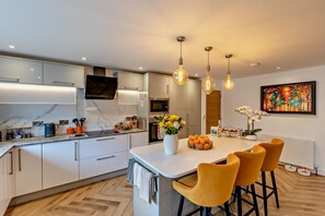 Mikrowelle, Ofen, Geschirrspüler, Hochstuhl