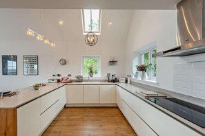 Microwave, oven, dishwasher, high chair - 4 Bed in Appledore (oc-t29048) (Appledore)