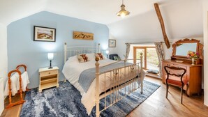 A bedroom with a bed, bedside table, lamp, and a dresser with a mirror. - 3 Bed in Meshaw (oc-d29056) (Meshaw)