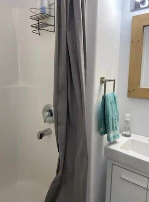 Shower, hair dryer, towels, soap - Chinook Cottage H591005337 (Campbell River)