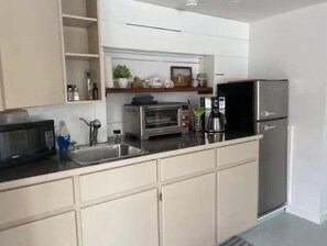Fridge, microwave, oven, stovetop - Chinook Cottage H591005337 (Campbell River)