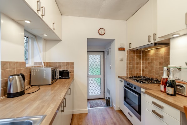 Fridge, oven, dishwasher, cookware/dishes/utensils
