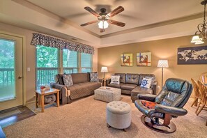 Smart TV, DVD player, books, video library - Relaxville Condo in Stonebridge Village - 5 minutes to Silver Dollar City (Branson West)