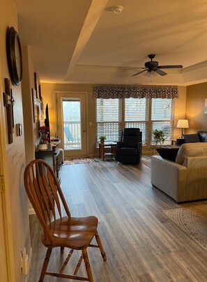 Smart-tv, een dvd-speler, boeken en een filmbibliotheek