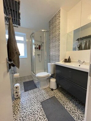 Haartrockner, Handtücher, Seife, Toilettenpapier