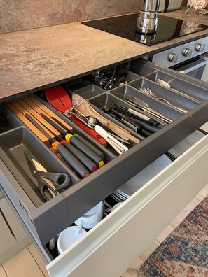 Kylskåp, mikrovågsugn, ugn och spishäll