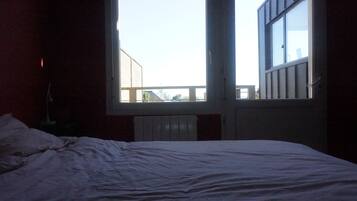 2 slaapkamers, een strijkplank/strijkijzer, reisbedje, wifi