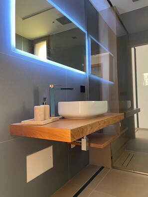 Dusche, Haartrockner, Bidet, Handtücher