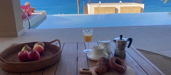 Meravigliosa Villa con Vista su Canale di Sicilia e Piscina a Sfioro