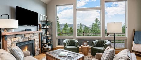 Smart TV, chimenea, reproductor de DVD y tenis de mesa