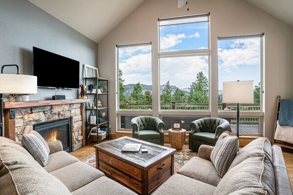 Smart TV, fireplace, DVD player, ping pong