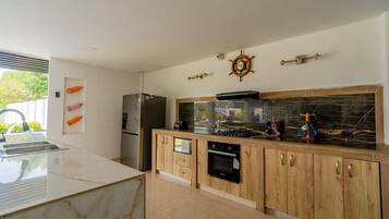 Geladeira, micro-ondas, fogĂŁo, cafeteira/chaleira