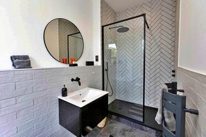 Een douche, een haardroger, handdoeken