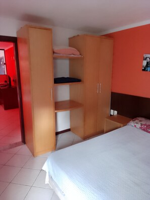1 habitación, tabla de planchar con plancha, wifi y ropa de cama
