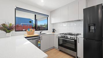 Frigorífico, microondas, horno y placa de cocina