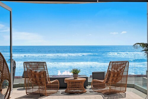 BEACH FRONT BOHO DREAM. Walk to Everything -Great for large Parties LOWER UNIT